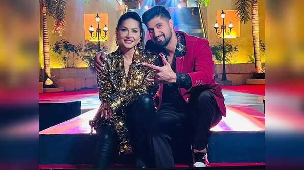 Guiding the contestants