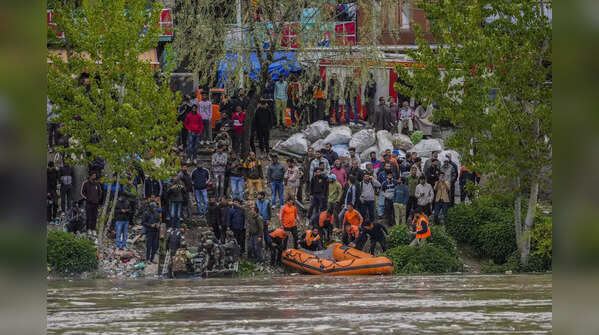 <strong>Boat capsizes in Jhelum river</strong>