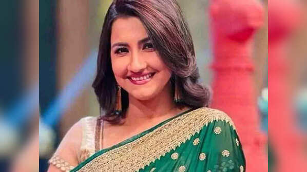 From serving meals to indulging in street food, take a look at Rachana Banerjee’s campaign diary