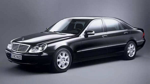 <strong>Mercedes-Benz S-Class (W220)</strong>