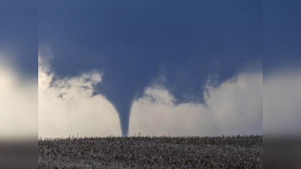 Tornado crosses Missouri river into Iowa