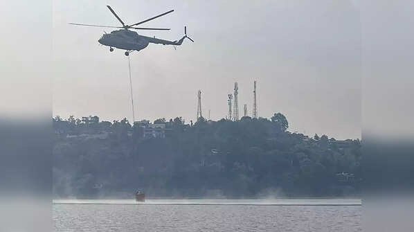 MI-17 helicopter used to collect water from Bhimtal Lake to douse forest fire