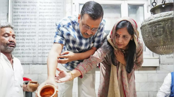 Delhi CM Kejriwal, wife Sunita offer prayers at Delhi's Hanuman temple