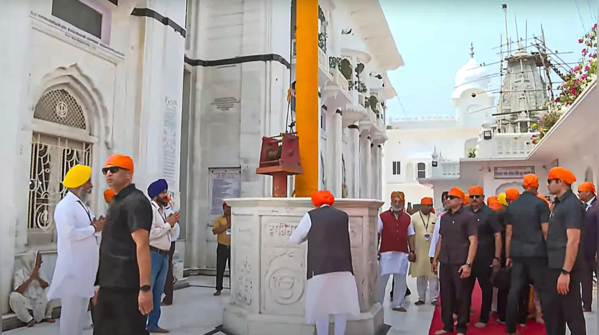 PM's roadshow adorned in saffron