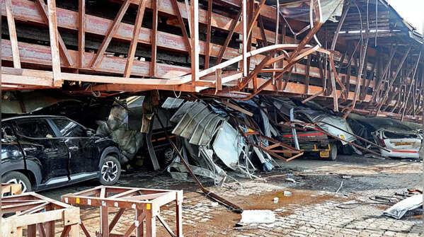 Hoarding weighs 250 ton