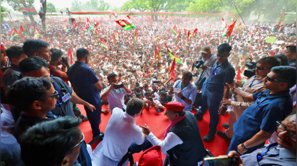 Akhilesh promises revoking of Agniveer scheme