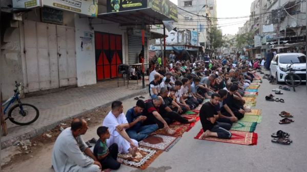Amid ruins of Gaza, young entrepreneurs sell goods despite destruction