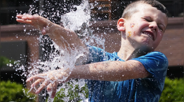 Scorching heat wave moves eastward