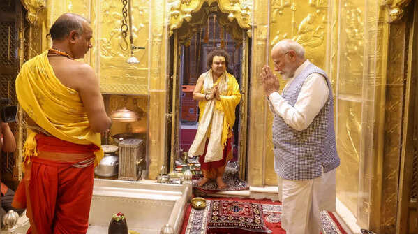 PM Modi offers prayers at Kashi Vishwanath temple