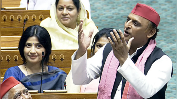Dimple Yadav's viral gaze at husband Akhilesh sparks online buzz