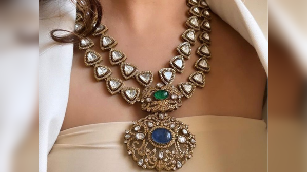 The Kundan detailing