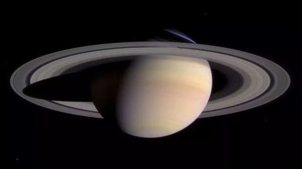 Cassini sees Saturn