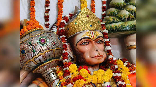 Meaning of - Etanyayudhajalani Dharayantam Bhajamyaham