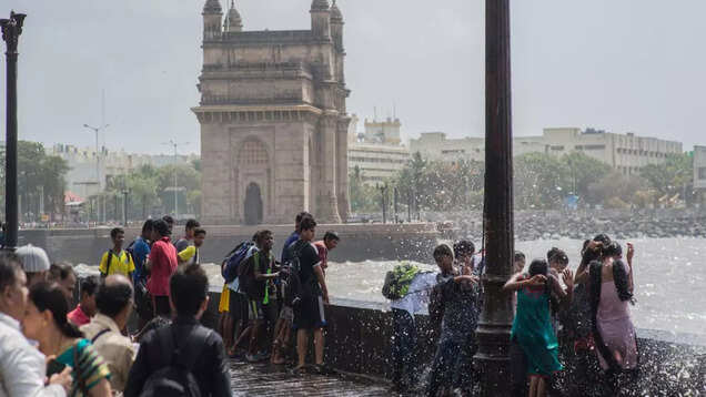 IMD issues heavy rains ‘red’ alert for Maharashtra, Goa, Kerala; light showers in Delhi