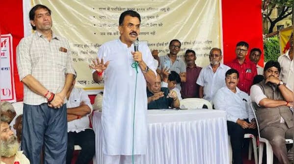 Former MP Sanjay Nirupam extends support