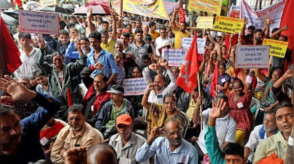 Hawkers assemble at Azad Maidan