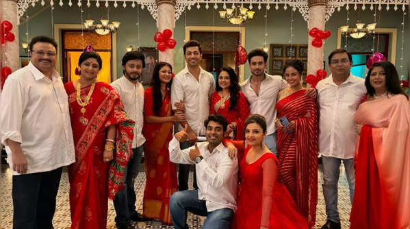 ‘Tumi Ashe Pashe Thakle’ to go off-air; Cast and crew shoot the finale episode, see photos