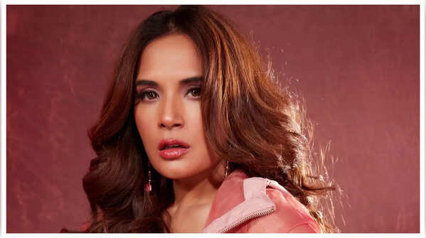 Richa Chadha - Aaina