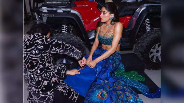 Helping hand at the sangeet