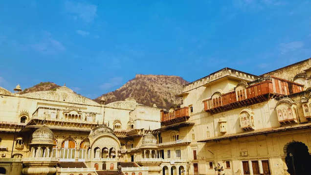 How to Reach Alwar in Rajasthan from Delhi