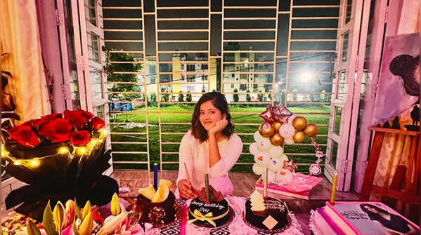 Ditipriya Roy’s birthday is a rose-y affair; See photos