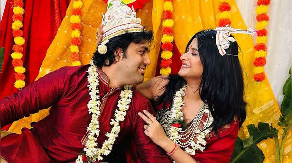 Rupsa Chatterjee to get hitched this October; See the photos from her ‘Aiburobhat’