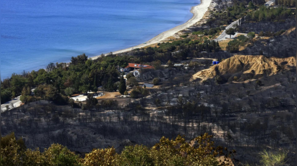 900 evacuated as fire burns 1,600 hectares