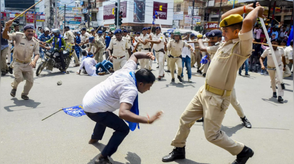 Police lathi charged at Bhim Army protesters at Dak Bungalow Chowk amid Bharat Bandh in Patna