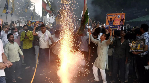 Supporters celebrate Kejriwal’s Bail with crackers