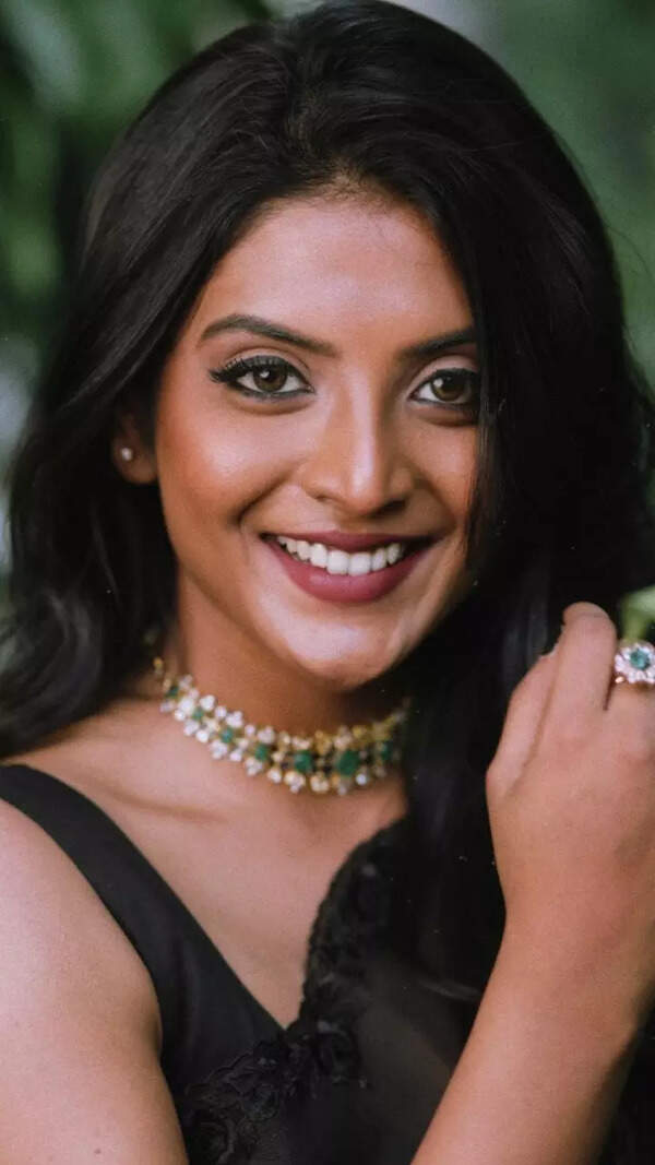 Nivedhithaa Sathish Images