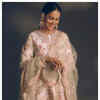 Article image for: Genelia Deshmukh's <i class="tbold">gorgeous looks</i>