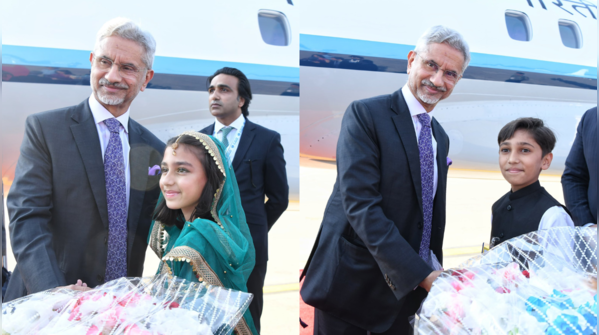 EAM receives warm welcome in Pakistan