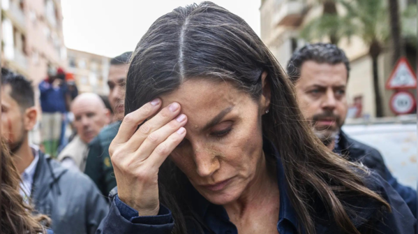 Spain king, queen mud-splattered amid crowd's fury