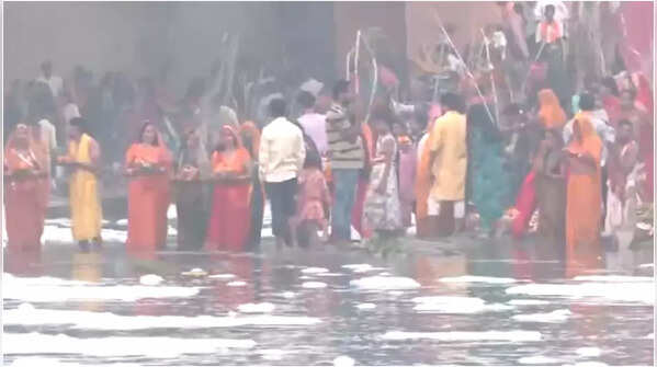 Devotees offer 'Arghya' in toxic Yamuna in Delhi