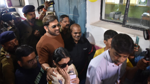 MS Dhoni, wife Sakshi cast their vote