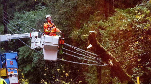 Fatalities and power outages in Washington