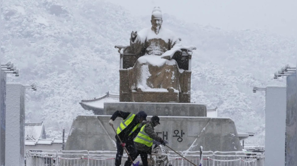 20cm of snow blankets Seoul