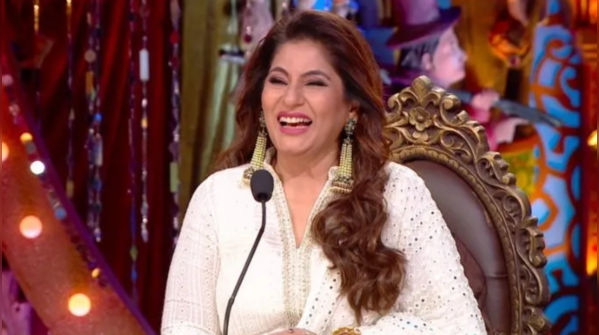 Archana being the laughter track of Comedy Circus