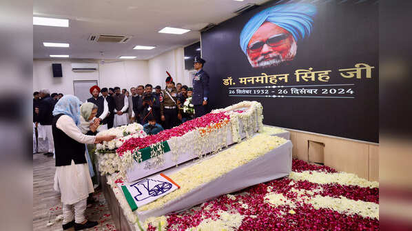 Manmohan Singh's wife, daughter pay last respects at AICC headquarters