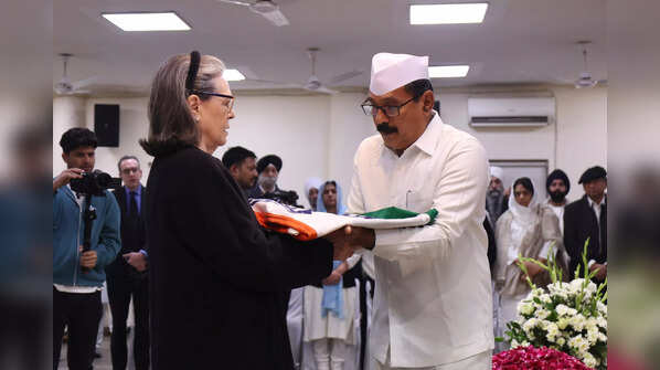 Sonia Gandhi pays homage to former PM Manmohan Singh at AICC headquarters