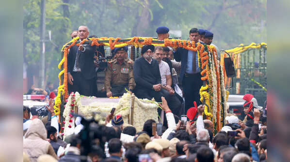 Rahul Gandhi accompanies mortal remains of Manmohan Singh to Nigambodh Ghat
