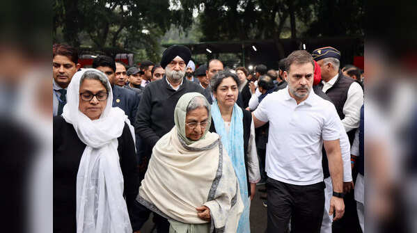 Rahul Gandhi accompanies Dr Singh's family to cremation site