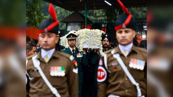 Dr Singh's mortal remains en route to Nigambodh Ghat
