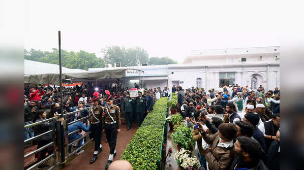 Forces escort mortal remains of former PM Manmohan Singh for last rites at Nigambodh Ghat