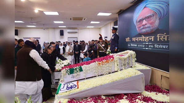 Mallikarjun Kharge pays tribute to former PM Manmohan Singh