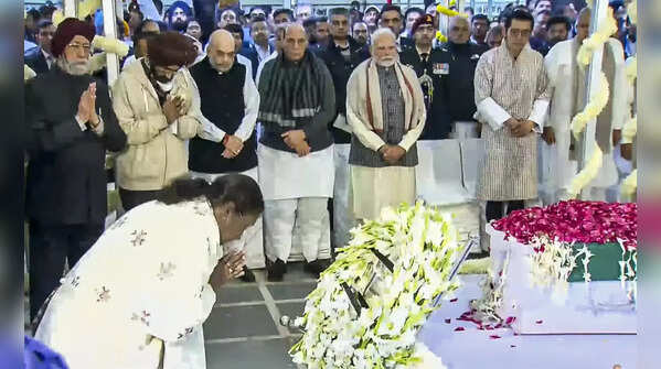 President Droupadi Murmu pays homage to Dr Manmohan Singh at Nigambodh Ghat