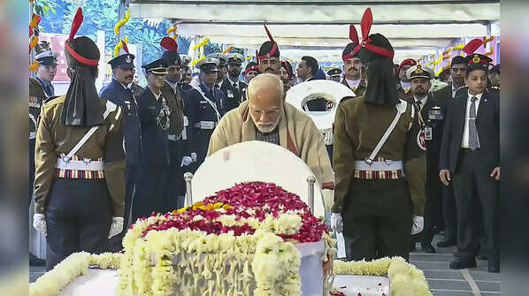 PM Narendra Modi pays homage to Dr Manmohan Singh at Nigambodh Ghat