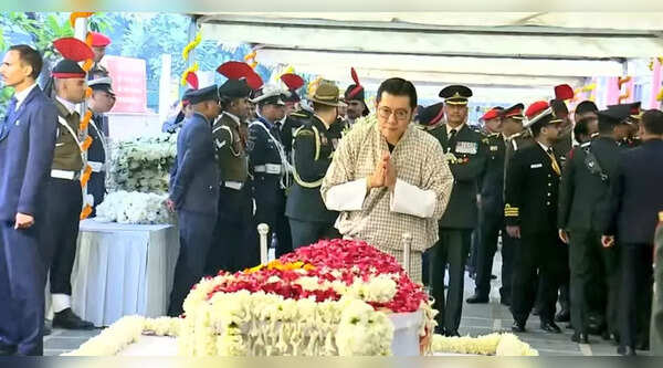 King of Bhutan pays homage to Dr Manmohan Singh