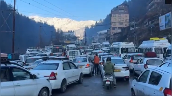 Traffic suspended amid severe snowfall