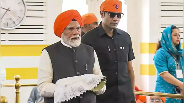 PM Modi pays visit to Gurdwara Patna Sahib, serves langar
